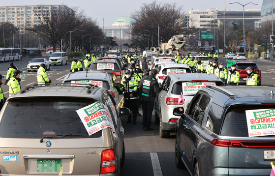 On the afternoon of the 26th, the police blocked a demonstration of vehicles on the road near Yeouido Station in Seoul, demanding the legislation of the Severe Disaster Law, the prohibition of the dismissal of non-regular workers and the reinstatement of Kim Jin- suk, the head of the KCTU's Busan headquarters.  Yunhap news