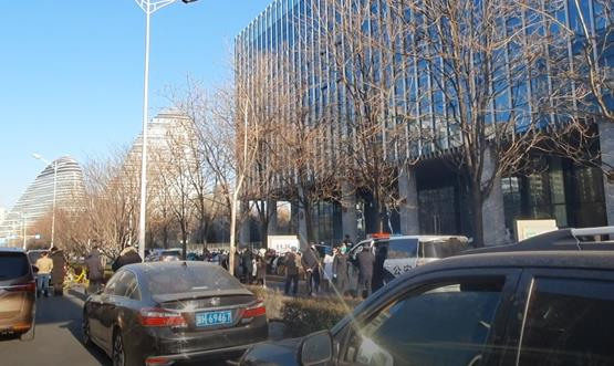 On the 25th, the building in Wangjing, where the person confirmed by corona19 worked, was blocked.  Correspondent Park Sung-hoon