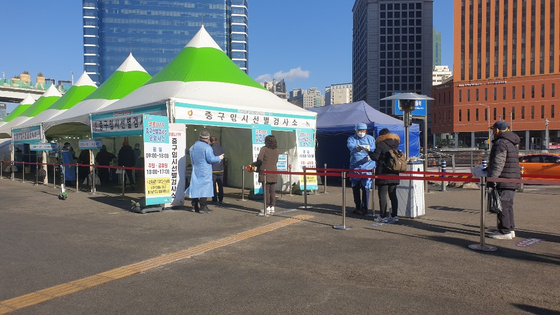 On the afternoon of the 25th, citizens queue to be tested at the temporary screening clinic at Seoul Station.  Central photo