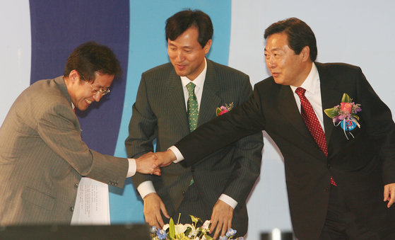 Hong Joon-pyo, Oh Se-hun and Maeng Hyeong-gyu greet each other at the Grand National Match Seoul Mayor's Candidates Competition held at the Seoul Olympic Park Fencing Stadium on April 25, 2006. Center photo