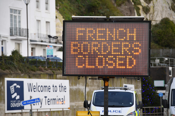 When France restricted entry from the UK to prevent the influx of crown 19 from the UK, the French border was announced at the port of Dover in southeastern England on the 22nd. [AFP=연합뉴스]