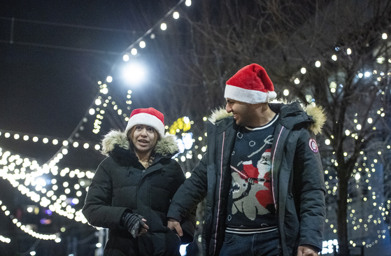 On the 25th (local time), a couple enjoy Christmas in Ottawa, Canada. [AP=연합뉴스]