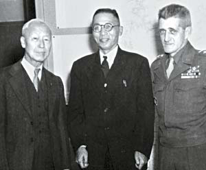 The main actors of the liberation regime (from left to right), Syngman Rhee, Koo Kim and Haji (November 24, 45, the day after Kim Gu returned to Korea). [중앙포토]