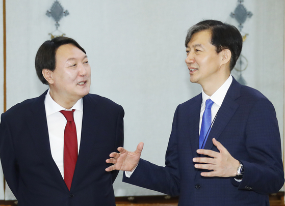 Former Justice Minister Cho Kook is chatting with Attorney General Yoon Seok-yeol (left) at the Blue House when he was a high-ranking civilian.  Yonhap News on August 8, 2019