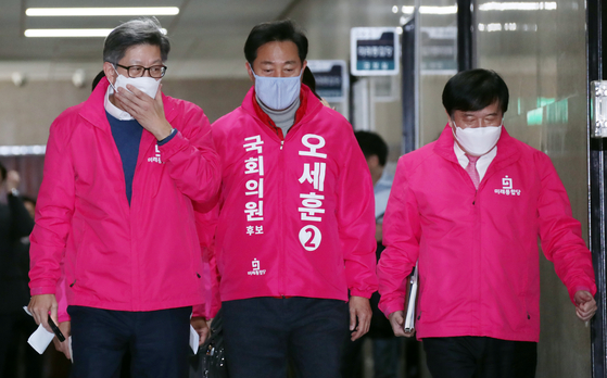 Park Hyung-jun, then future president of the united party cooperative (left) and Oh Se-hoon, then candidate Kwang Jin-eul (center) attend the electoral strategy meeting held at the National Assembly on the morning of 24 March, before the general elections.  Reporter Byun Seon-gu