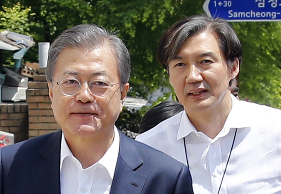 On May 10, 2019, the second anniversary of President Moon Jae-in's inauguration, Min Jeong-suk at the time the homeland was walking with President Moon after having dinner with President Moon at a restaurant in Samcheong- dong.  Yunhap news