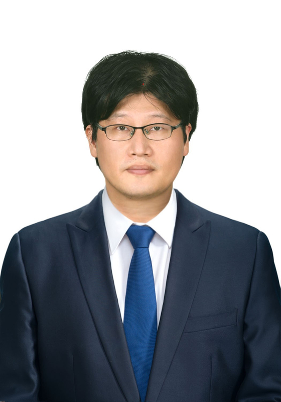     Taek-sun Lee, a researcher at the Institute of Social Sciences at Chungnam National University, who wrote 『The Birth of a Vulnerable Country in Korea: The Age of National Building 1945 ~ 1950』 [사진 이택선]