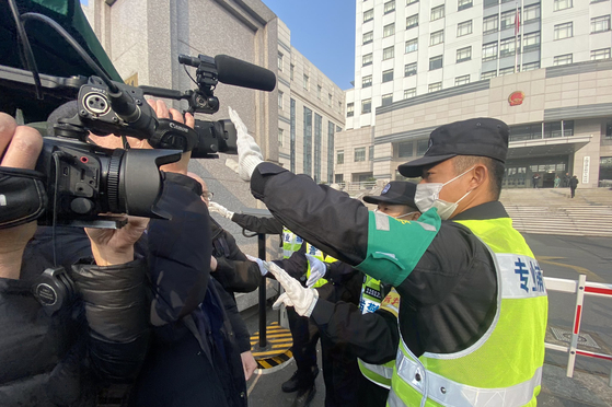 Zhang Zan, a Chinese citizen reporter who was arrested earlier this year in Wuhan, China, was sentenced to four years in prison in a Shanghai court on the 28th. Reporters trying to report in front of the Shanghai Court and being held by authorities . [트위터] 