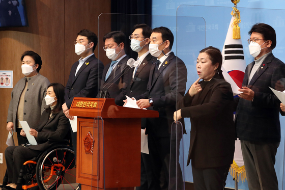 Democratic Party lawmakers like Kim Yong-min and Jang Kyung-tae, along with Democratic Party representative Choi Kang-wook, are holding a press conference in the National Assembly on the 29th to enact a bill to enact the Public Prosecutor's Office Law and abolish the Public Prosecutor's Office Law.  Reporter Oh Jong-taek