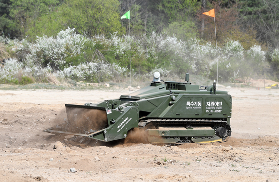 On April 28, Soldiers from the Army Ground Operations Command's Special Operations Support Brigade are testing the MV4, an unmanned demining equipment, at an outdoor training site in Pocheon, Gyeonggi-do. [사진 국방일보] 