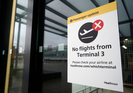 On the 21st, at London Heathrow airport in the United Kingdom, a notice board was posted indicating the closure of Terminal 3. In the wake of the mutant virus in the United Kingdom, 50 countries have restricted entry from the United Kingdom. [AFP=연합뉴스]