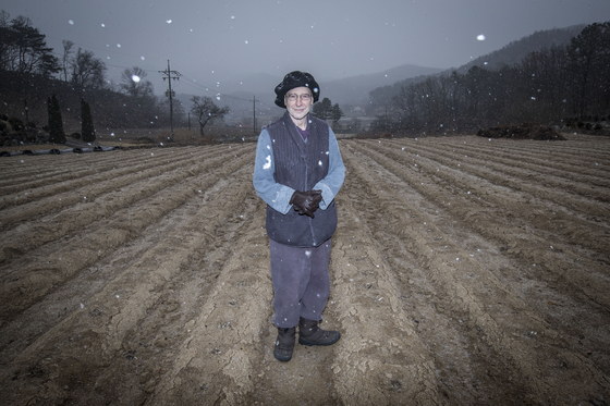 In the winter field where perilla seeds were planted in the Challenge Stone Field community, Father Signature-Won is standing.  When the interview ended, it started to snow, so I took the photo below again.  Reporter Kim Seong-ryong