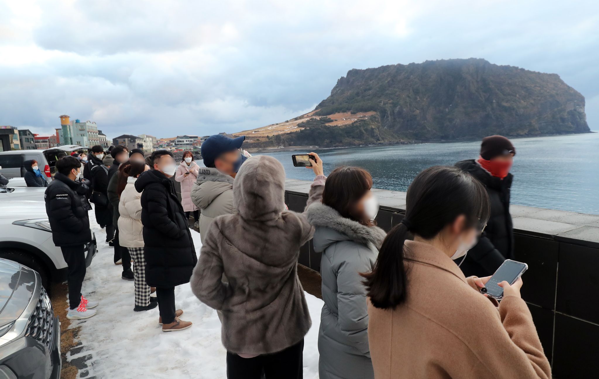 On the morning of Day 1, sunrise visitors flock to Gwangchigi Beach near Seongsan Ilchulbong Peak in Seogwipo City, Jeju.  News 1