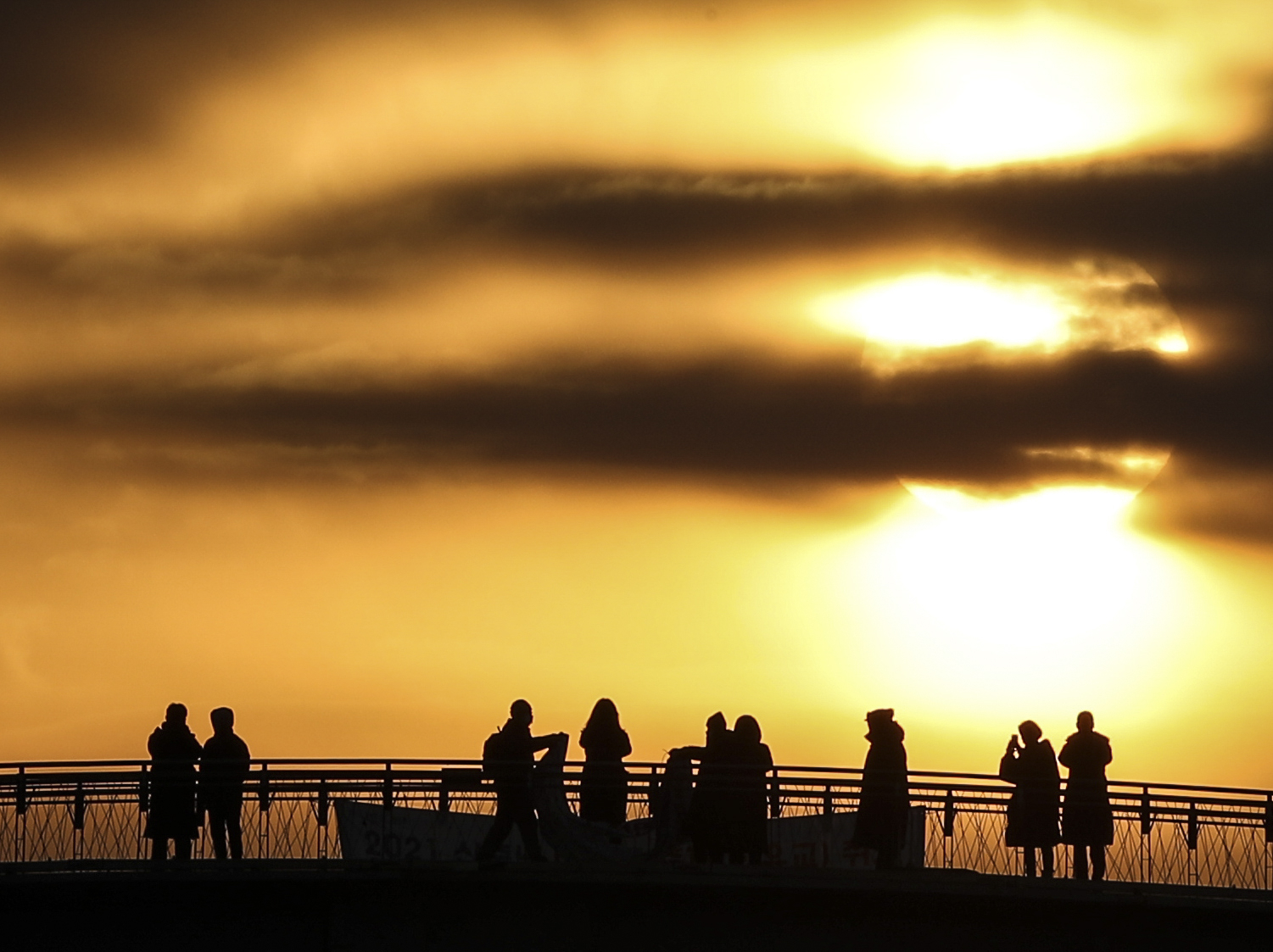 The sun is rising over the Seonyu Bridge in Yanghwa-dong, Yeongdeungpo-gu, Seoul on the morning of the 1st. On this day, after the Seonyu Bridge control time (00 ~ 08), the citizens arrived at the Seonyu Bridge.  Reporter Kim Kyung-rok