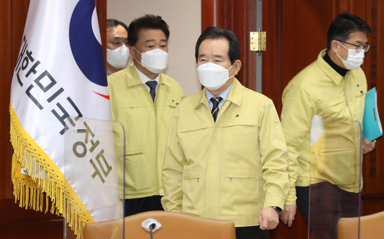 Prime Minister Jeong Sye-gyun attended the Corona 19 Disaster and Security Countermeasures Headquarters meeting held at the Government Complex in Jongno-gu, Seoul on the 27th. [중앙포토]