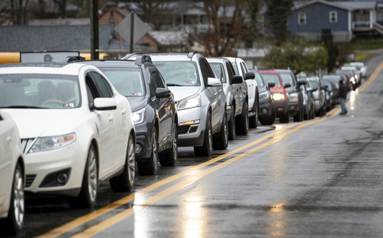 On the 31st of last month, the cars headed to the Corona 19 vaccination station on Wayne County Road, West Virginia. [AP=연합뉴스]