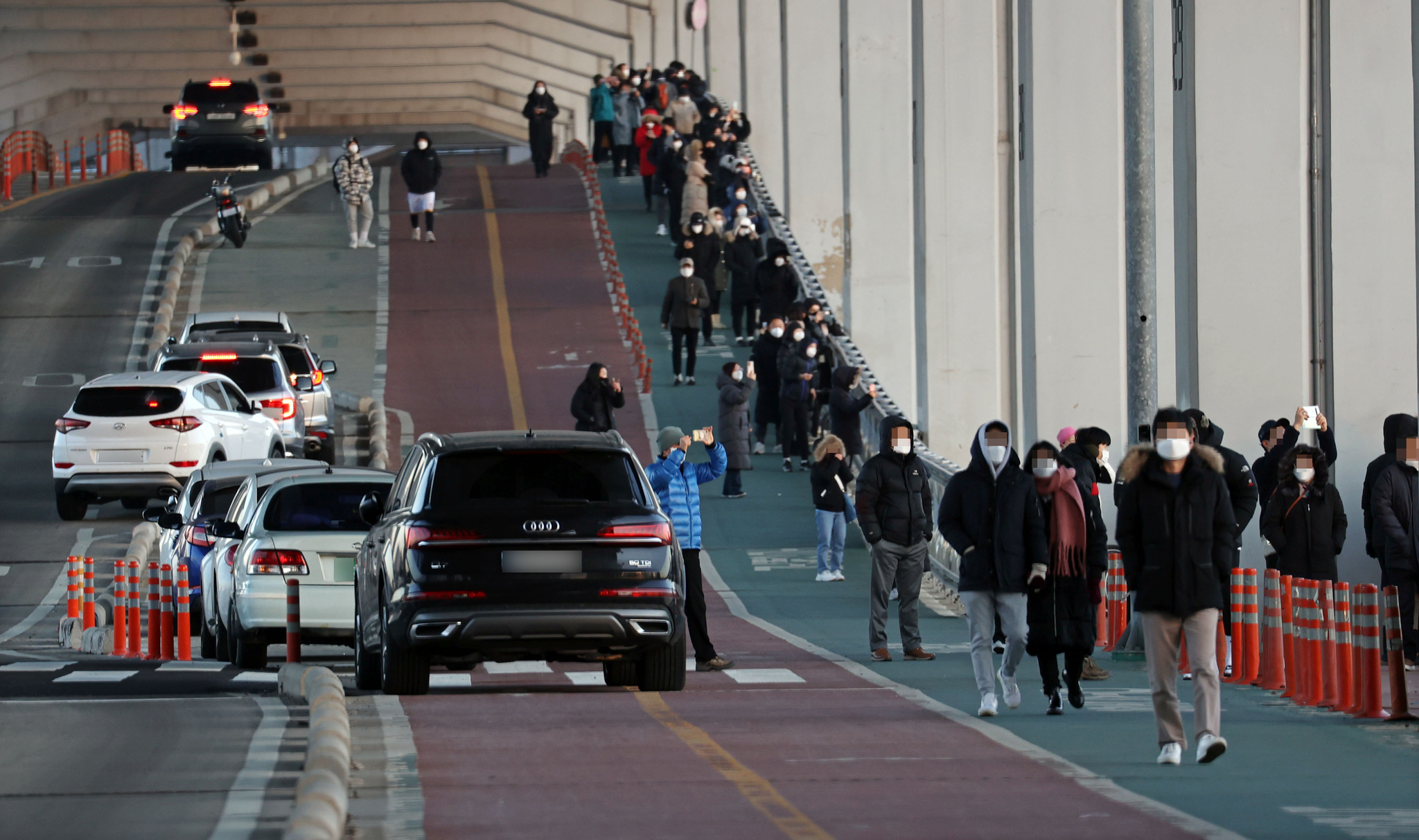 On the morning of day 1, citizens await sunrise on the Jamsu Bridge in Seocho-gu, Seoul.  Vehicles are illegally parked on the bike lane.  Yunhap news