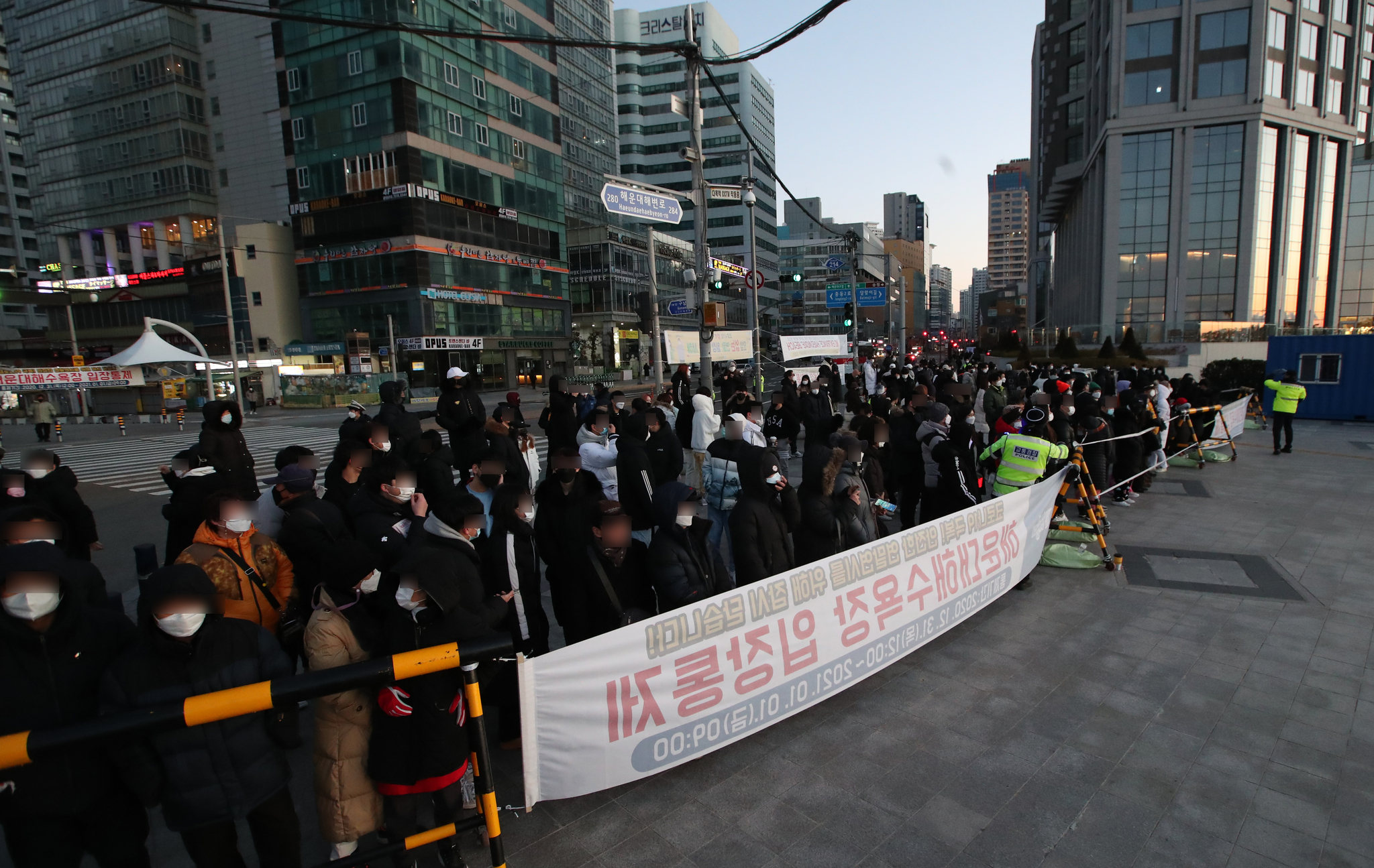 Citizens visiting Haeundae Beach in Busan on the morning of Day 1 are watching the first year in front of the control line.  News 1