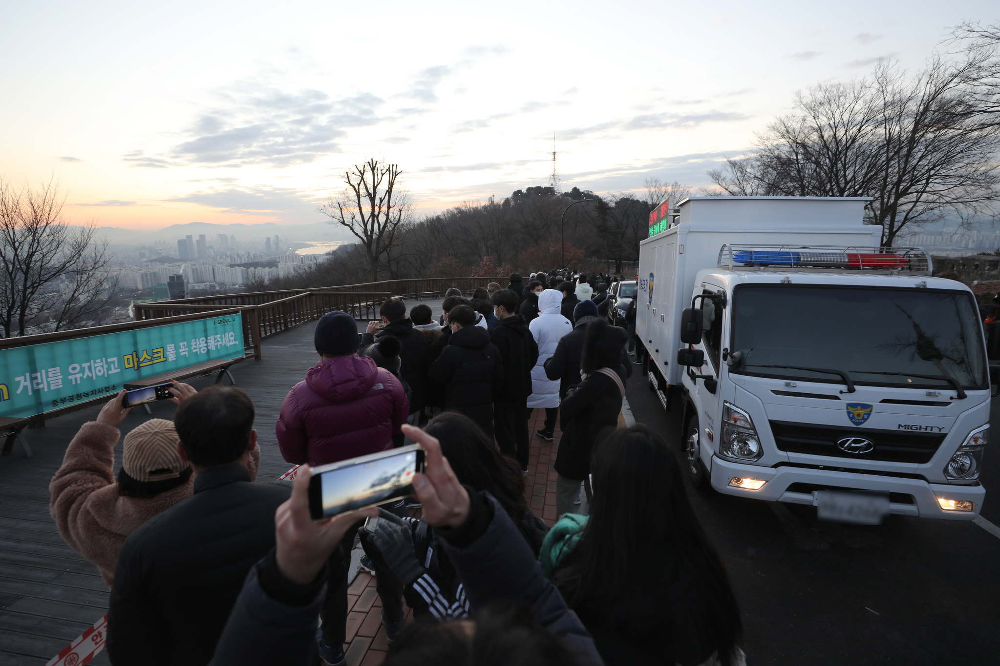 Citizens visiting Namsan in Jung-gu, Seoul on day 1 wait for sunrise.  News 1