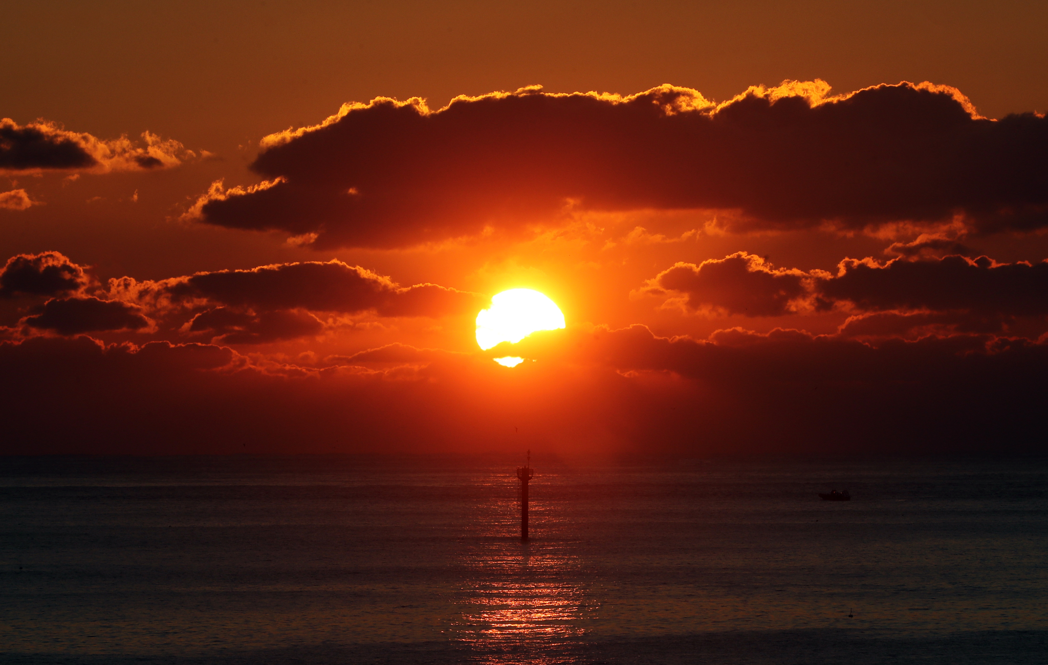 The sun rises on the morning of day 1 at Haeundae Beach in Haeundae-gu, Busan.  Reporter Song Bong-geun