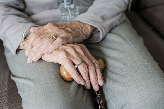 농촌의 면 단위에 거주하는 65세 이상의 노인은 38만5000명으로 추산된다. 이 중 16만5000명이 노인장기요양보험 등의 공적 돌봄을 받지 못하는 사각지대에 놓여 있다고 한다. [사진 pixabay]