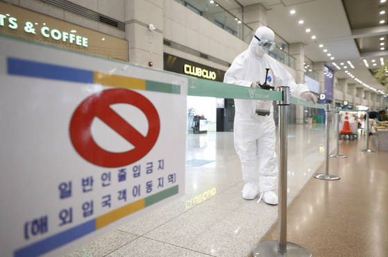 영국에서 확산한 코로나19 변이 바이러스가 국내에도 유입된 것으로 알려진 후 인천국제공항 1터미널에서 관계자들이 방역을 하고 있다. 뉴시스