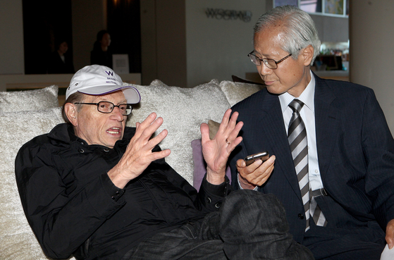 The late bartender Kim Young-hee JoongAng Ilbo (right) interviewing Larry King at the Walkerhill Hotel in 2011. Reporter Ahn Seong-sik