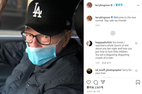 A tweet Larry King posted in May saying, `` Keep it safe folks. '' [래리 킹 트위터]