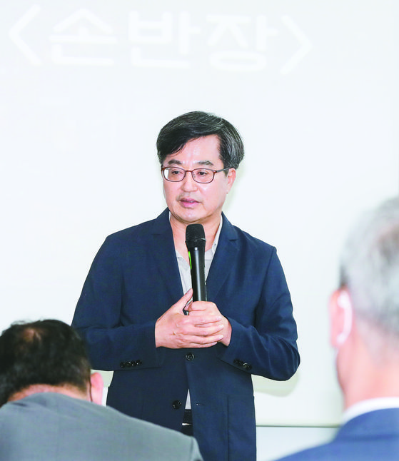 Former Vice Premier Kim Dong-yeon met with representatives of the Busan Travel Special Forces at the Busan Pukyong National University kick-off cafe in July last year.