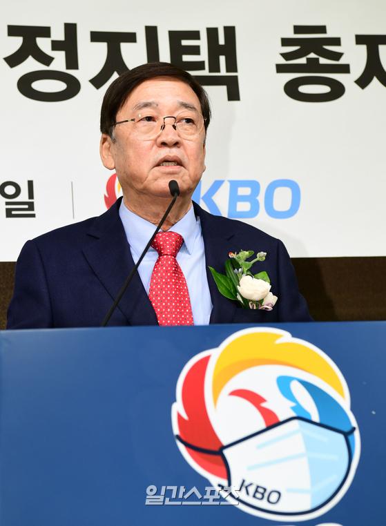 KBO 제23대 정지택 총재 취임식이 5일 서울 도곡동 야구회관에서 열렸다. 정지택 신임 총재는 이날 취임 소감과 함께 업무 추진계획에 관한 기자과 질의 응답을 시작으로 본격적인 행보에 들어갔다. 사진공동취재단