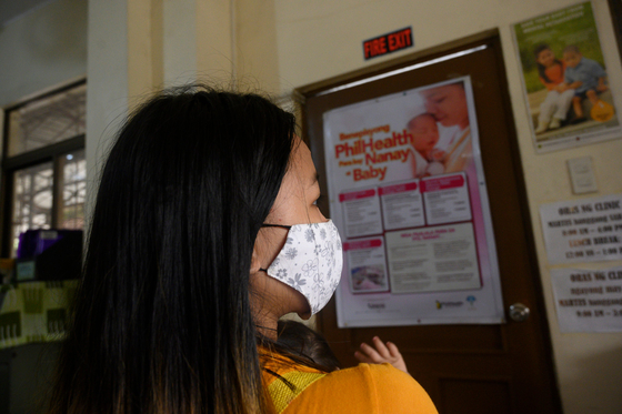 필리핀에서 성적동의연령이 상향조정될 전망이다. 필리핀 여성 도나 발데즈(15, 가명)는 15세의 나이에 자녀를 두고 있다. [AFP=연합뉴스