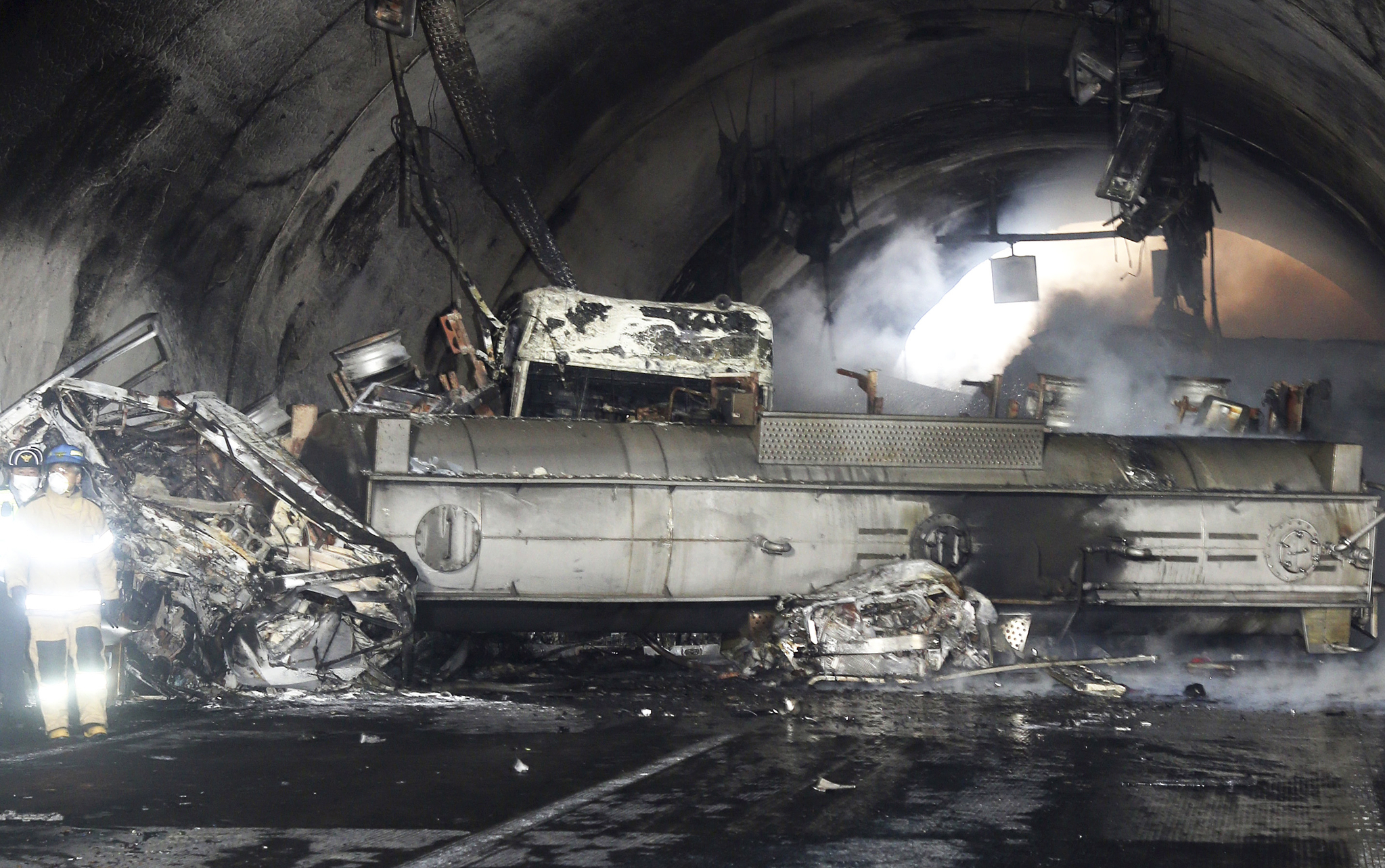  지난해 순천완주고속도로 사매 2터널에서 발생한 연쇄 추돌사고의 잔해들. [연합뉴스]