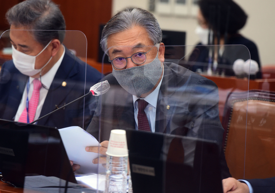 정진석 국민의힘 의원이 12월 8일 국회에서 열린 외교통일위원회의 통일부 등에 대한 국정감사에서 질의를 하고 있다. 오종택 기자
