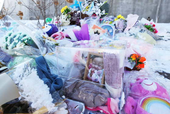 On the afternoon of the 7th, there are photographs and flowers brought by citizens in memory of Jung In Yang, who died 16 months after birth due to abuse by his adoptive parents at High Family Andersen Park Cemetery in Yangpyeong-gun, Gyeonggi-do .  Yunhap news