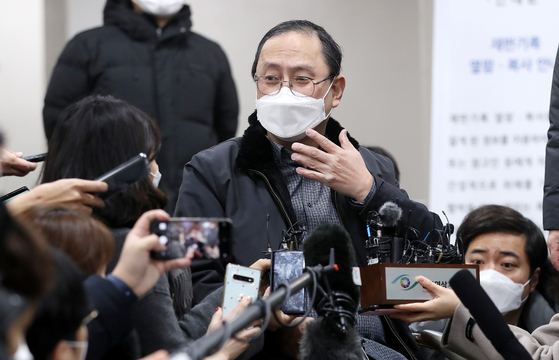 Attorney Kim Kang-won, legal representative of the lawsuit of the comfort women victim's grandmother, answered questions from reporters after the first trial of 12 comfort women victims, including the late grandmother Bae Chun-hee , filed against the Japanese government on the 8th in the Central District Court in Seocho-gu, Seoul.  You are doing. [뉴스1]