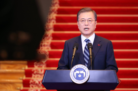 The day before New Year’s greeting, President Moon clears the schedule and touches the manuscript in person