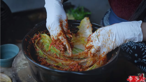 Chinese YouTuber cooks kimchi stew and #Chinese food…  Another kimchi process provocation