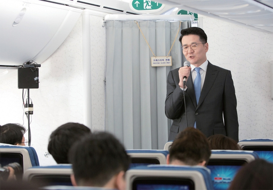 [월간중앙] CEO Periscope (1)-Chairman Cho Won-tae to merge with Asiana Airlines on the risk of life