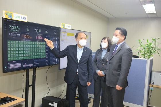 Bong-Hwan Cho, Chairman of Sojin Gong (far left of the photo), discusses the status of receipt of support funds.  Photo Small Business Market Promotion Corporation