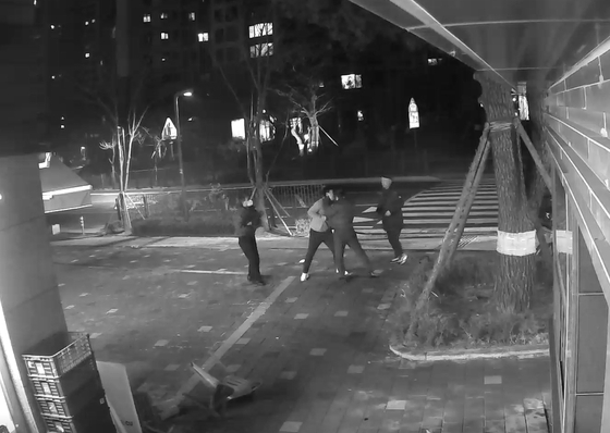 경기도 김포의 한 아파트에서 입주민이 경비원을 폭행했다는 신고가 접수돼 경찰이 수사에 착수했다. CCTV 영상 캡처
