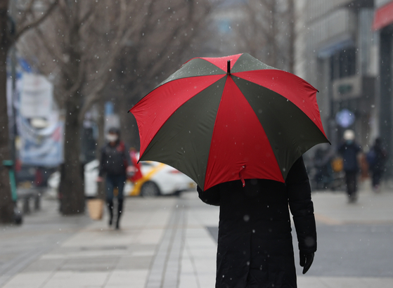 “출근길에 우산을 가져 오세요”… 낮 최고 기온은 약 10도