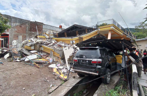     In the early morning of the 15th (local time), a magnitude 6.2 earthquake struck the Mamuju region of West Sulawesi, Indonesia, and the casualties continued.  On this day, rescuers are working on a search of the collapsed building. [AFP=연합뉴스]