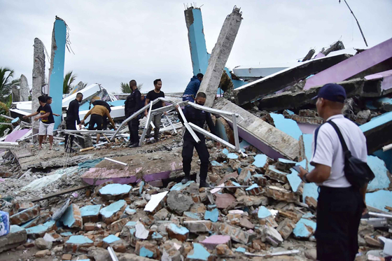     In the early morning of the 15th (local time), a 6.2 magnitude earthquake struck the Mamuju region of West Sulawesi, Indonesia, and the casualties continued.  On this day, rescuers are working on a search of the collapsed building. [AFP=연합뉴스]