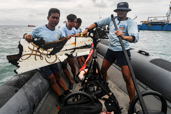     Indonesian naval personnel are moving to collect and move debris from a fuselage believed to have crashed into the sea off Jakarta on the 15th (local time). [로이터= 연합뉴스]