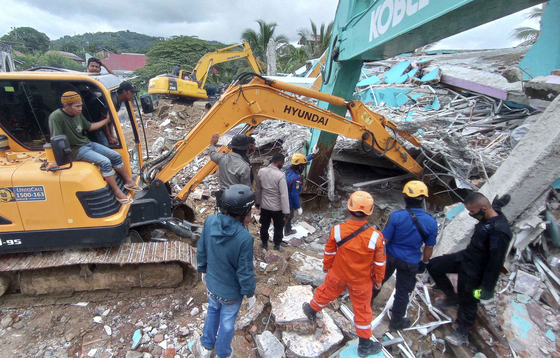     In the early morning of the 15th (local time), a magnitude 6.2 earthquake struck Mamuju, West Sulawesi, Indonesia, and the casualties continued.  On this day, rescuers are working on a search of the collapsed building. [EPA=연합뉴스]