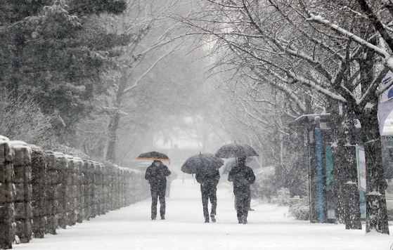 Snow bombs are piled up again in the afternoon of Sunday, and up to 15cm in the metropolitan area and Gangwon-do