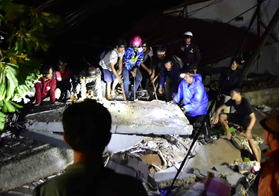     In the early morning of the 15th (local time), a magnitude 6.2 earthquake struck Mamuju, West Sulawesi, Indonesia, and the casualties continued.  On this day, rescuers are working on a search of the collapsed building. [AFP=연합뉴스]