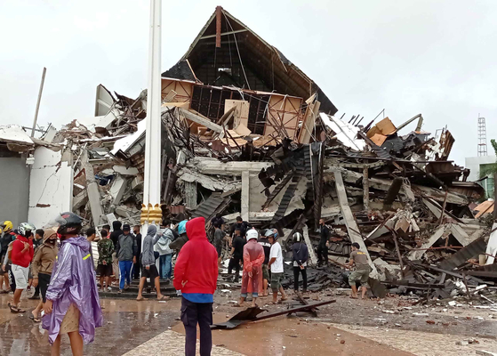     In the early morning of the 15th (local time), a magnitude 6.2 earthquake struck Mamuju, West Sulawesi, Indonesia, and the casualties continued.  On this day, rescuers are working on a search of the collapsed building. [로이터=연합뉴스]