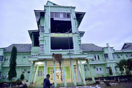     In the early morning of the 15th (local time), a magnitude 6.2 earthquake struck Mamuju, West Sulawesi, Indonesia, and the casualties continued.  The building was twisted by the earthquake that day. [AFP=연합뉴스]