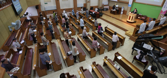 Face-to-face worship at a church in Busanjin-gu, Busan, on August 30 last year. [뉴스1]